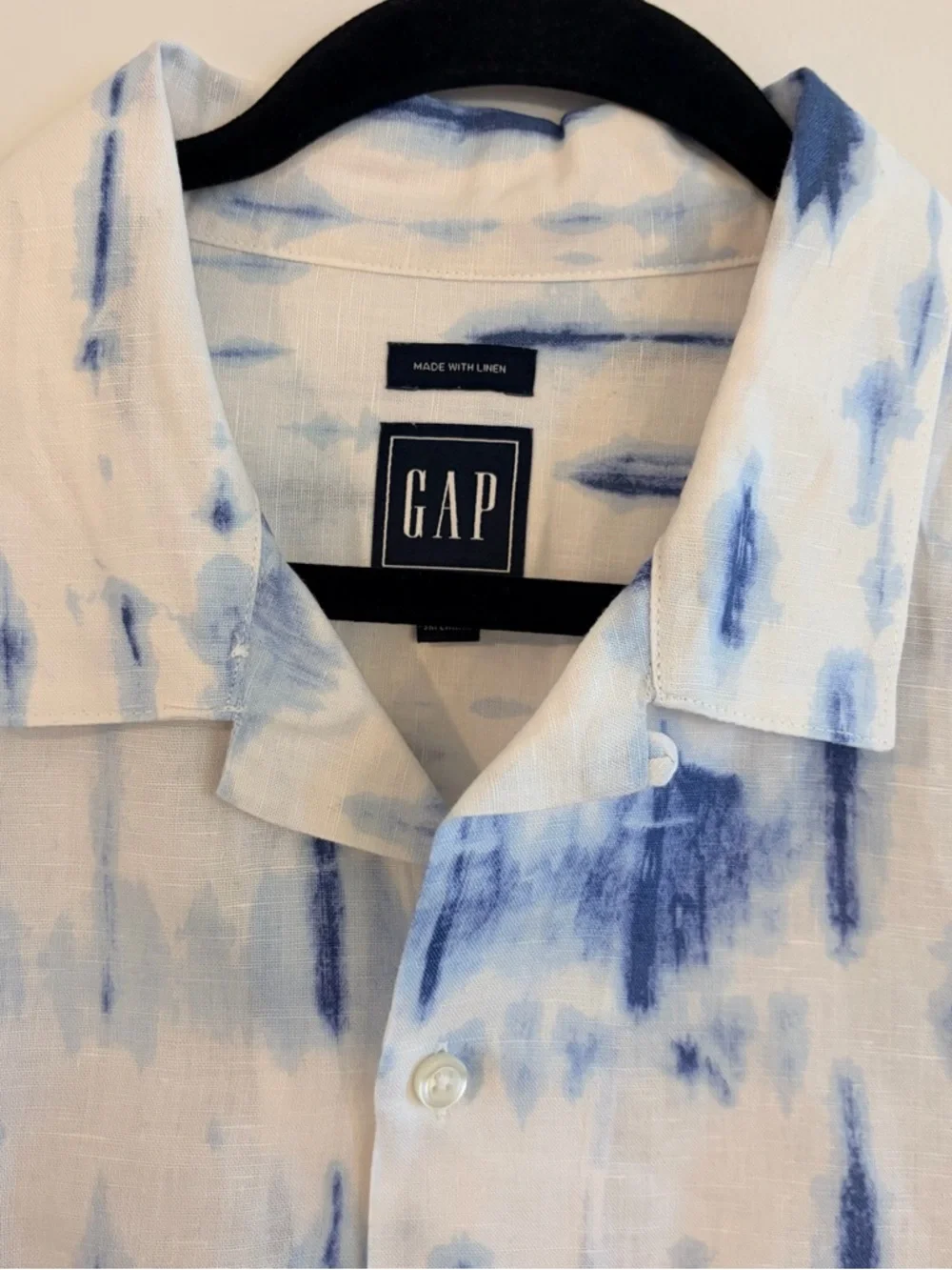 GAP Men's White and Blue Short-Sleeve Tie-Dye Button Down Shirt made with Linen - Picture 3 of 5